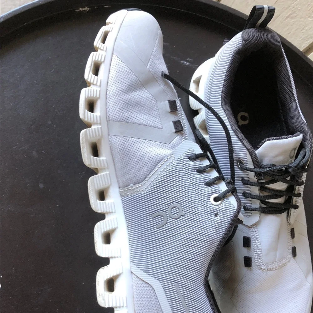 On Running Women’s Light Gray Cloud-Style Sneakers